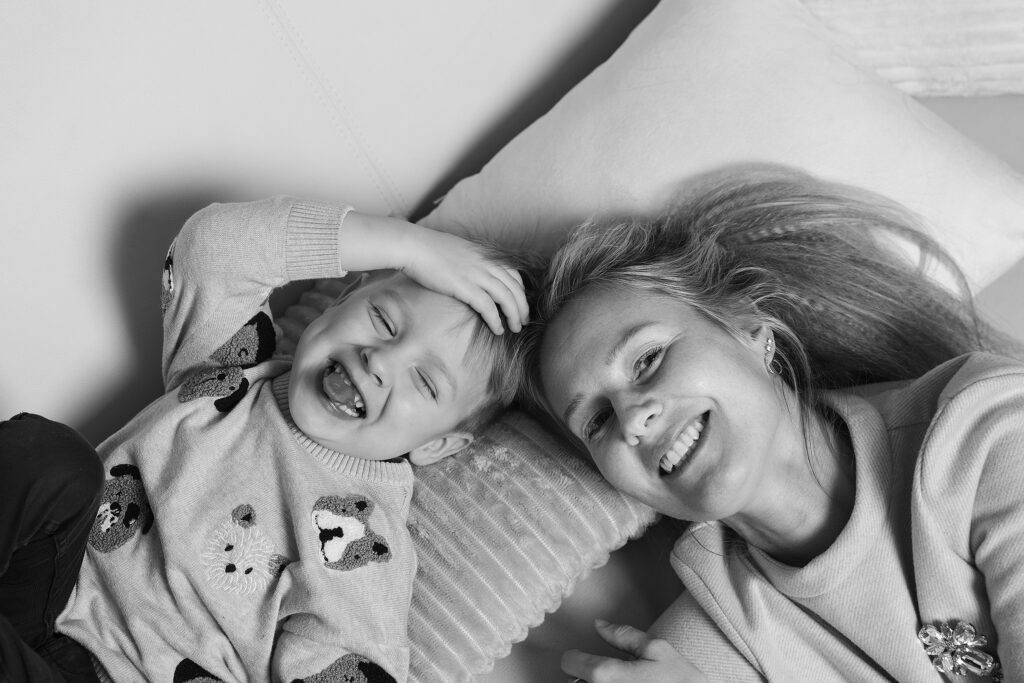 Ema ja laps lebavad koos, mustvalge foto