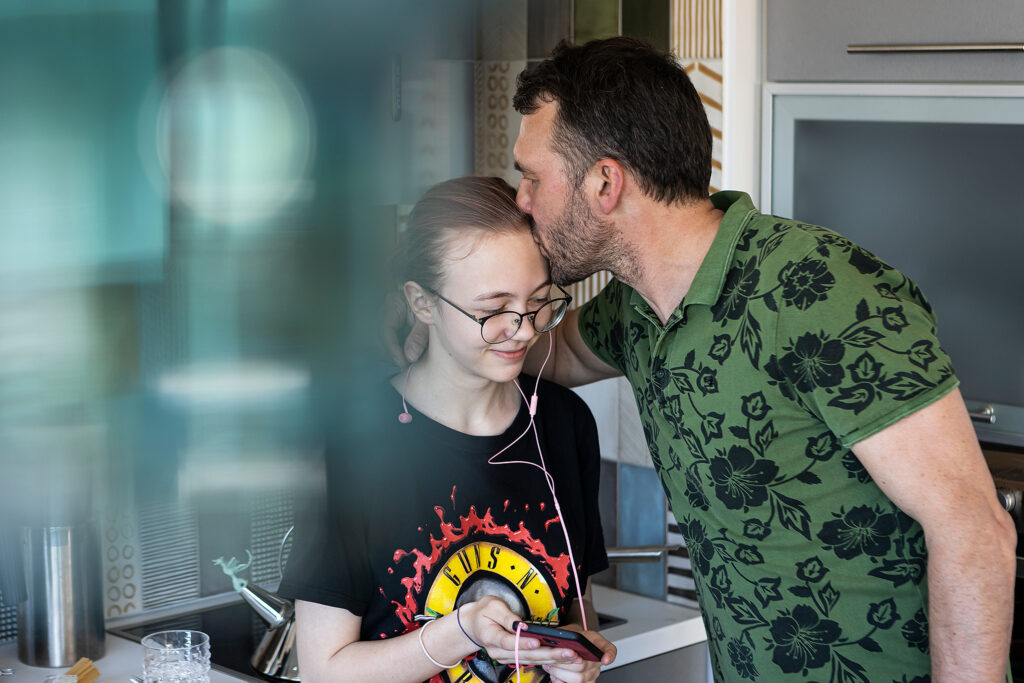 Isa ja tütar laua taga