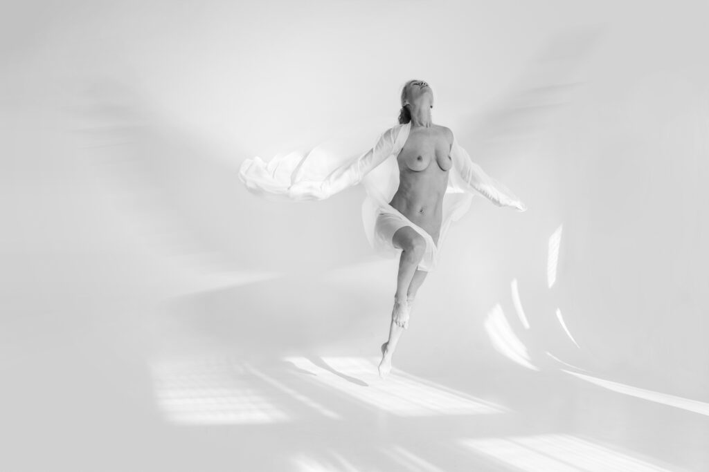 Naine valge kangaga, seinal tiibade vari
